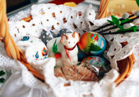 Koszyk wielkanocny gotowy do poświęcenia.